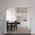 Kattohuoneisto 2H Upealla Naekymaellae Metron Laehellae