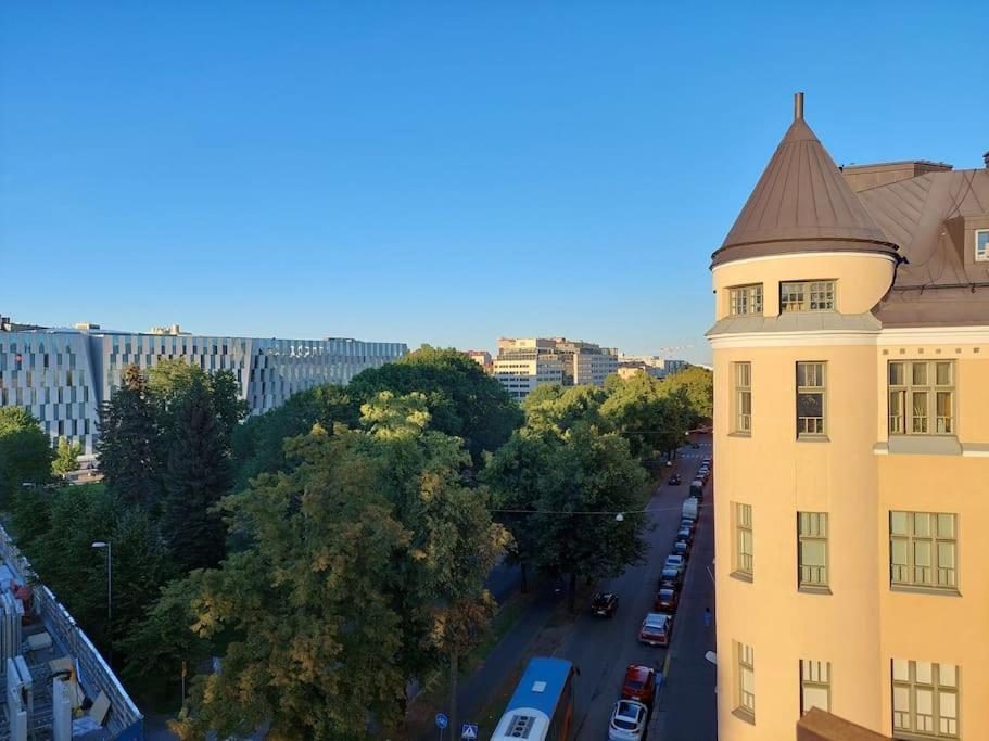 Kattohuoneisto 2h Upealla Naekymaellae Metron Laehellae Appartement Helsinki